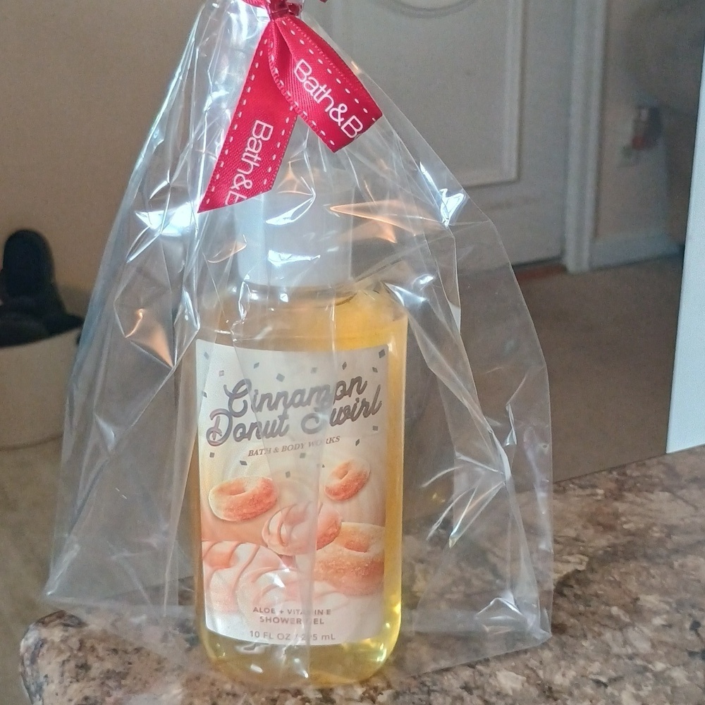 Bath & Body Works Cinnamon Donut Swirl Shower Gel. New.